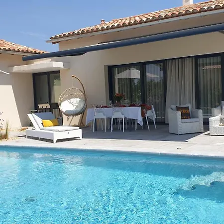 Moderne Avec Jacuzzi, Piscine Et Vue Seguret