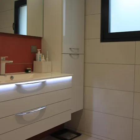Moderne Avec Jacuzzi, Piscine Et Vue Villa Seguret