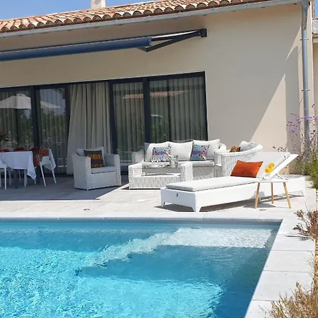 Moderne Avec Jacuzzi, Piscine Et Vue Villa